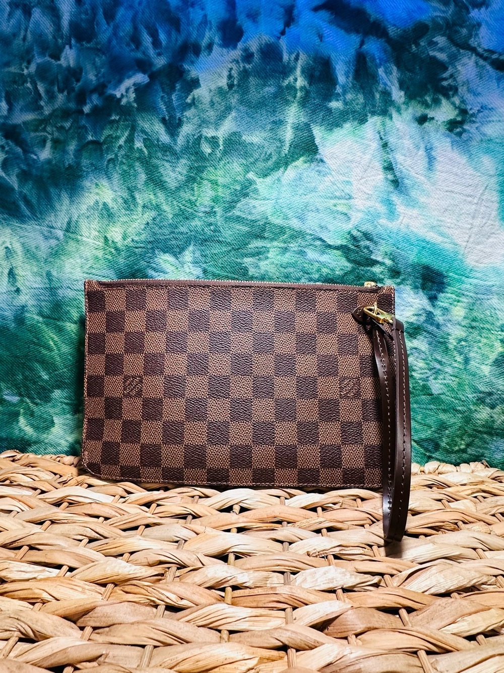 Louis Vuitton Neverfull Pochette in Damier Ebene canvas.